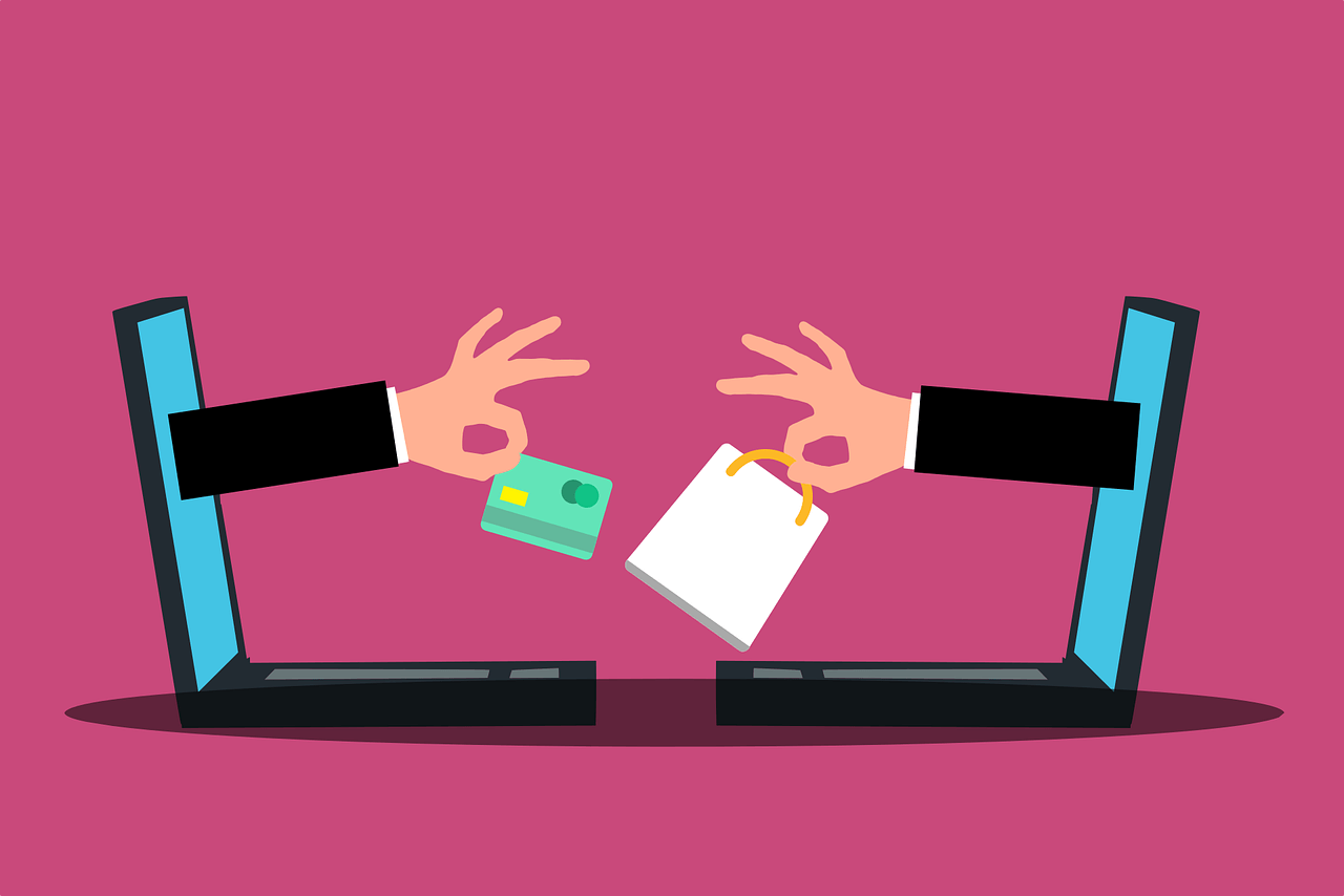 Bild zeigt was es bedeutet, online zu verkaufen: Eine Hand ragt aus einem Computer heraus und hält eine Kreditkarte. Eine andere Hand hält hingegen eine Tasche, die online eingekauft wurde.