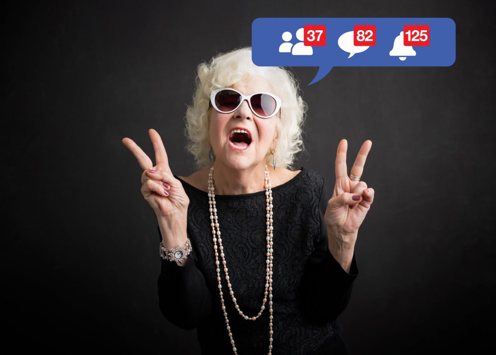 una donna anziana è felice e fa con le mani il segno di vittoria perché ha successo sui social media