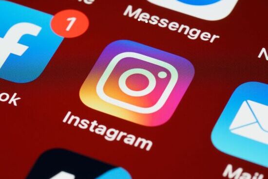 Sullo schermo di un telefono, tra le icone dei Social Network viene fatta risaltare quella di Instagram